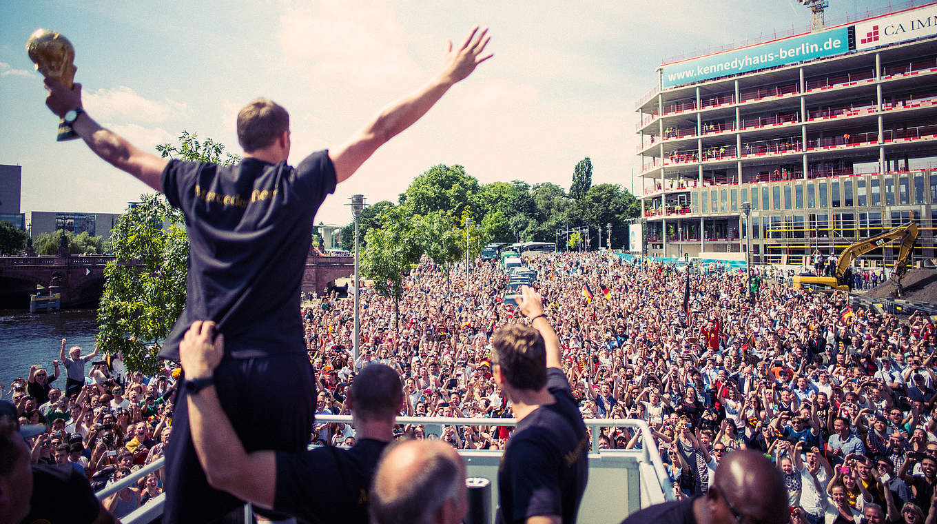 World Champion and Goalkeeper of the 2014 World Cup: Neuer celebrates on the fan mile in Berlin © Paul Ripke