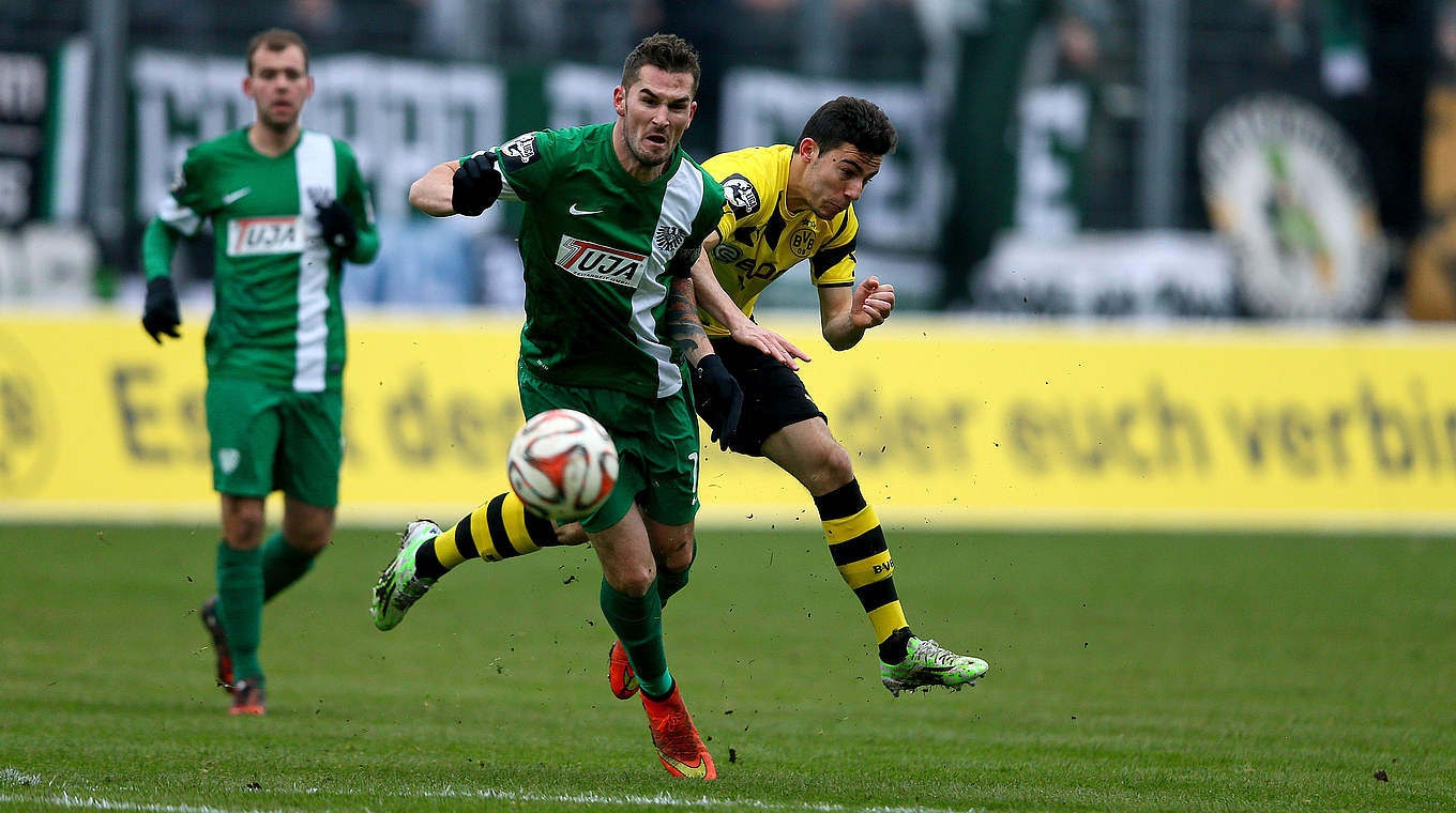 Packendes Duell: Dominik Schmidt (M.) und der Dortmunder Edisson Jordanov © 2014 Getty Images