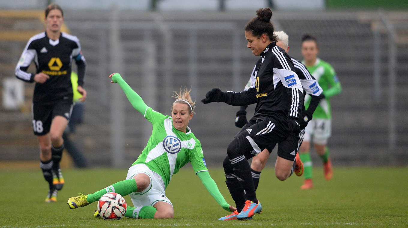 Nationalspielerinnen im Duell: Lena Goeßling (2.v.l.) gegen Frankfurts Celia Sasic © Jan Kuppert