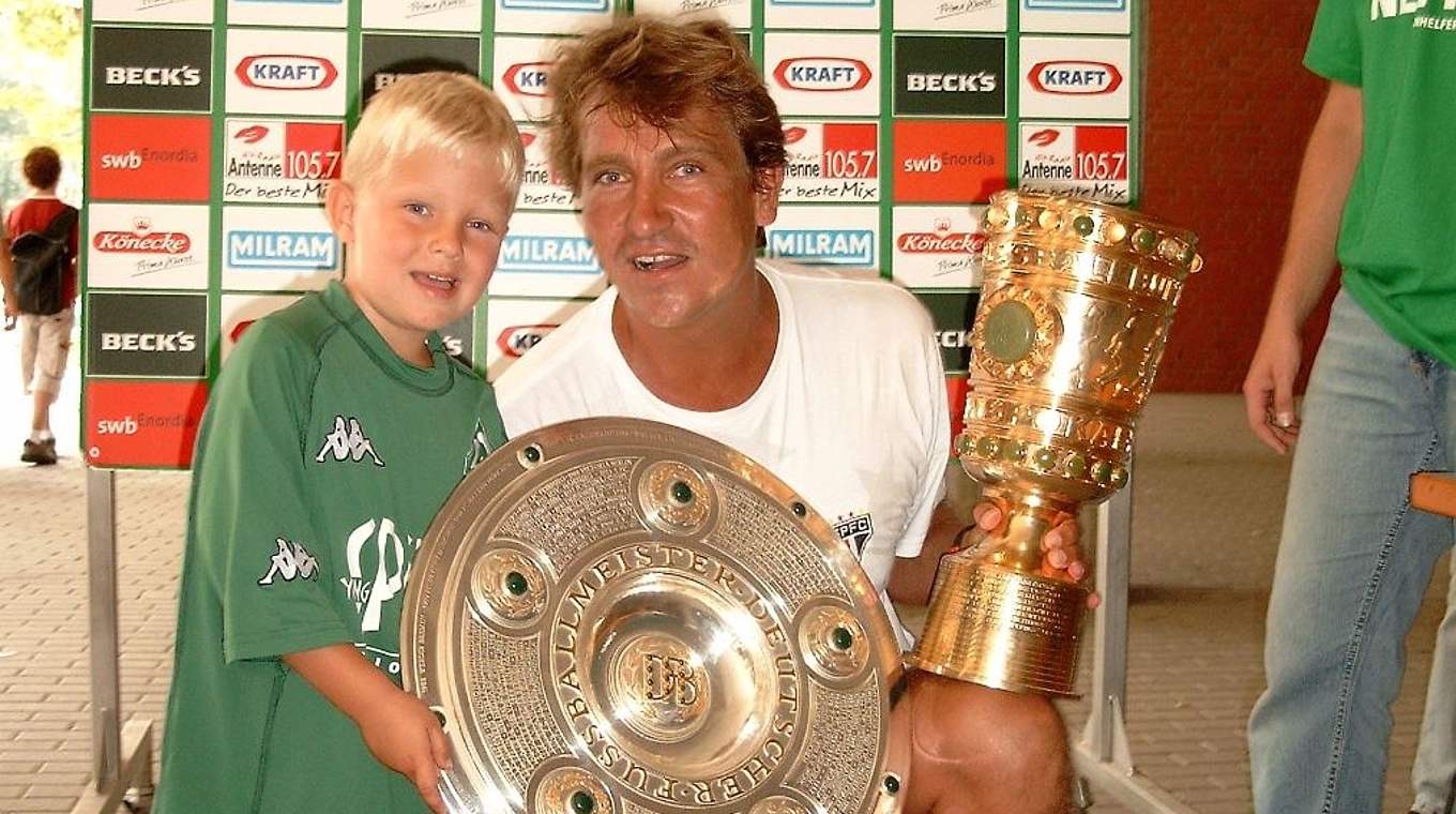 Nico Bösche mit Meisterschale und Pokal. © Privat