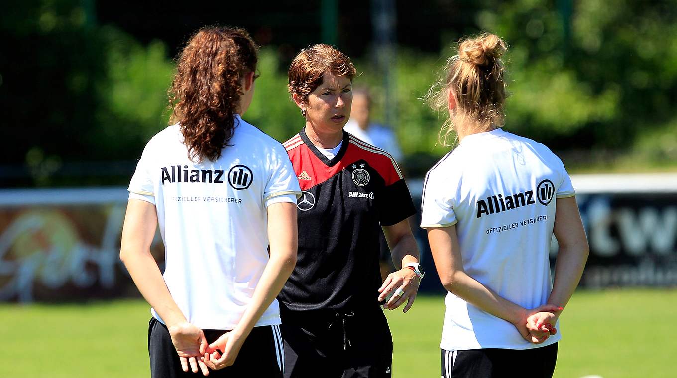 Geschult: Maren Meinert im Gespräch mit zwei U-Nationalspielerinnen © Getty Images