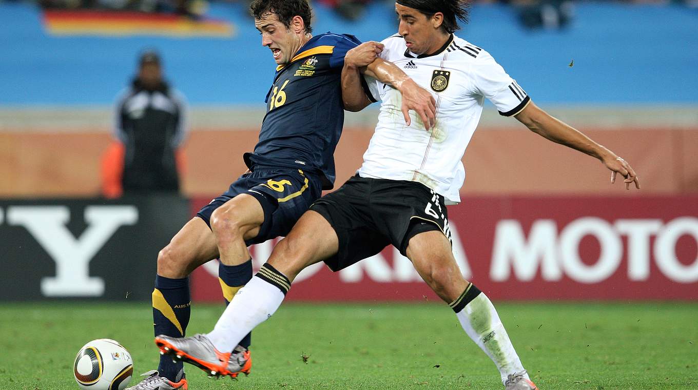 Bremser: Sami Khedira stoppt einen Australier bei der WM 2010. © Getty Images