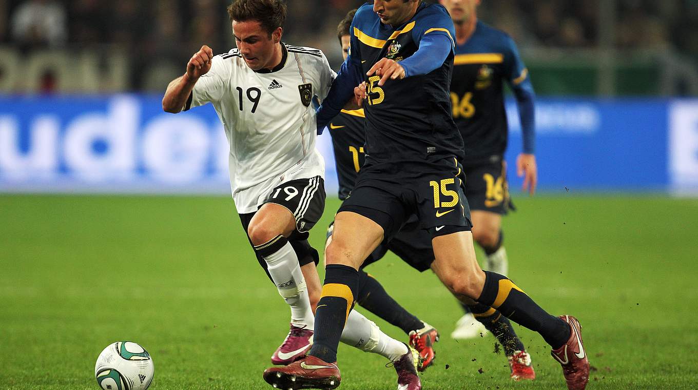 Durchsetzungsvermögen: Mario Götze enteilt einem australischen Gegenspieler. © Getty Images