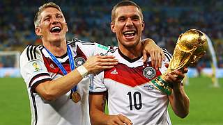 Weltmeister: Schweinsteiger und Podolski nach dem WM-Finale in Rio im Drei-Sterne-Trikot. © Getty Images