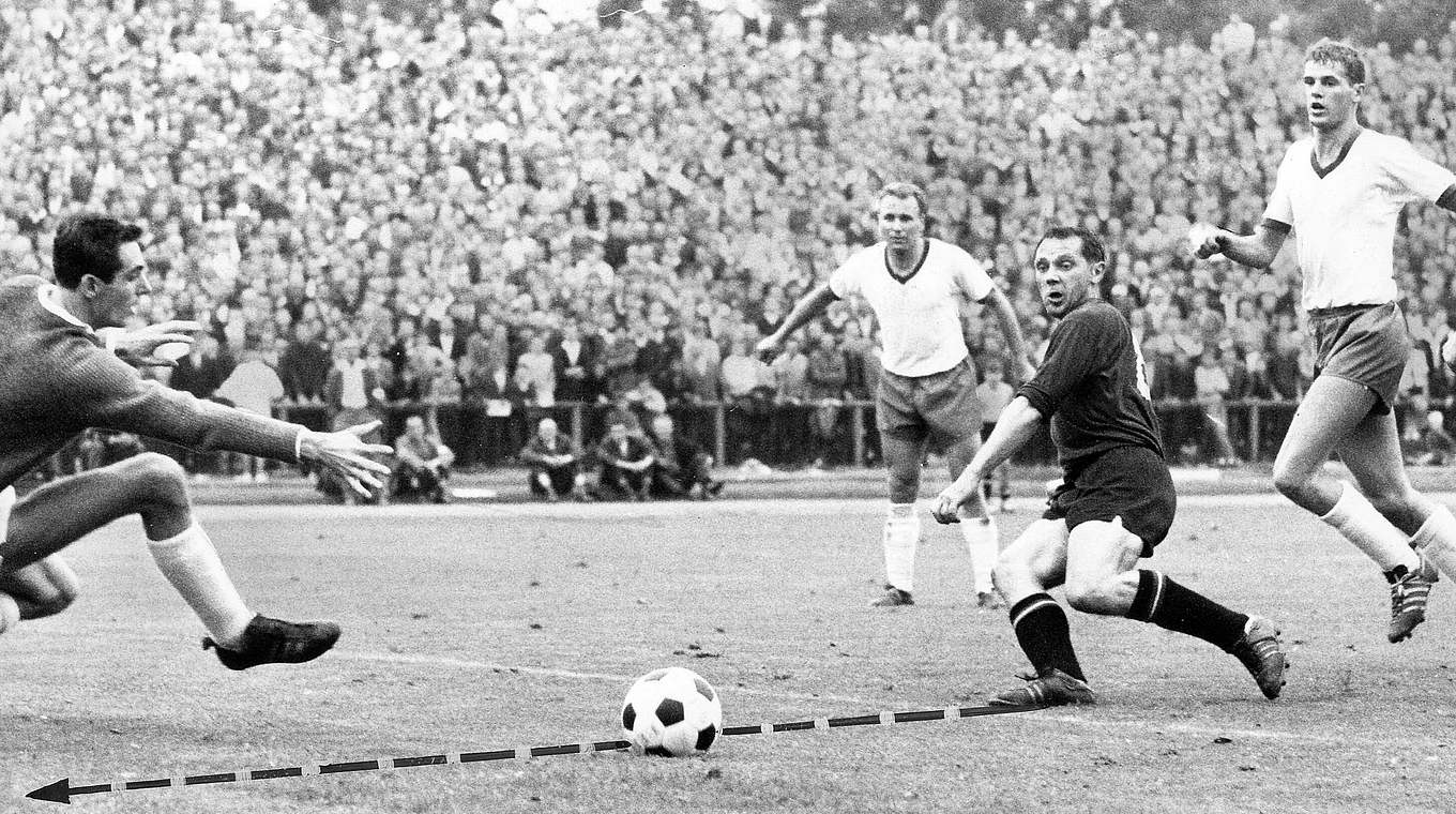 Bremens erste Auswärtsniederlage: Nürnbergs Morlock (2.v.r.) überwindet Lambertz 1963 © imago sportfotodienst