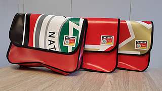 Unikate: Der Fan Club präsentiert die aus dem WM-Banner gefertigten Taschen. © Fan Club Nationalmannschaft