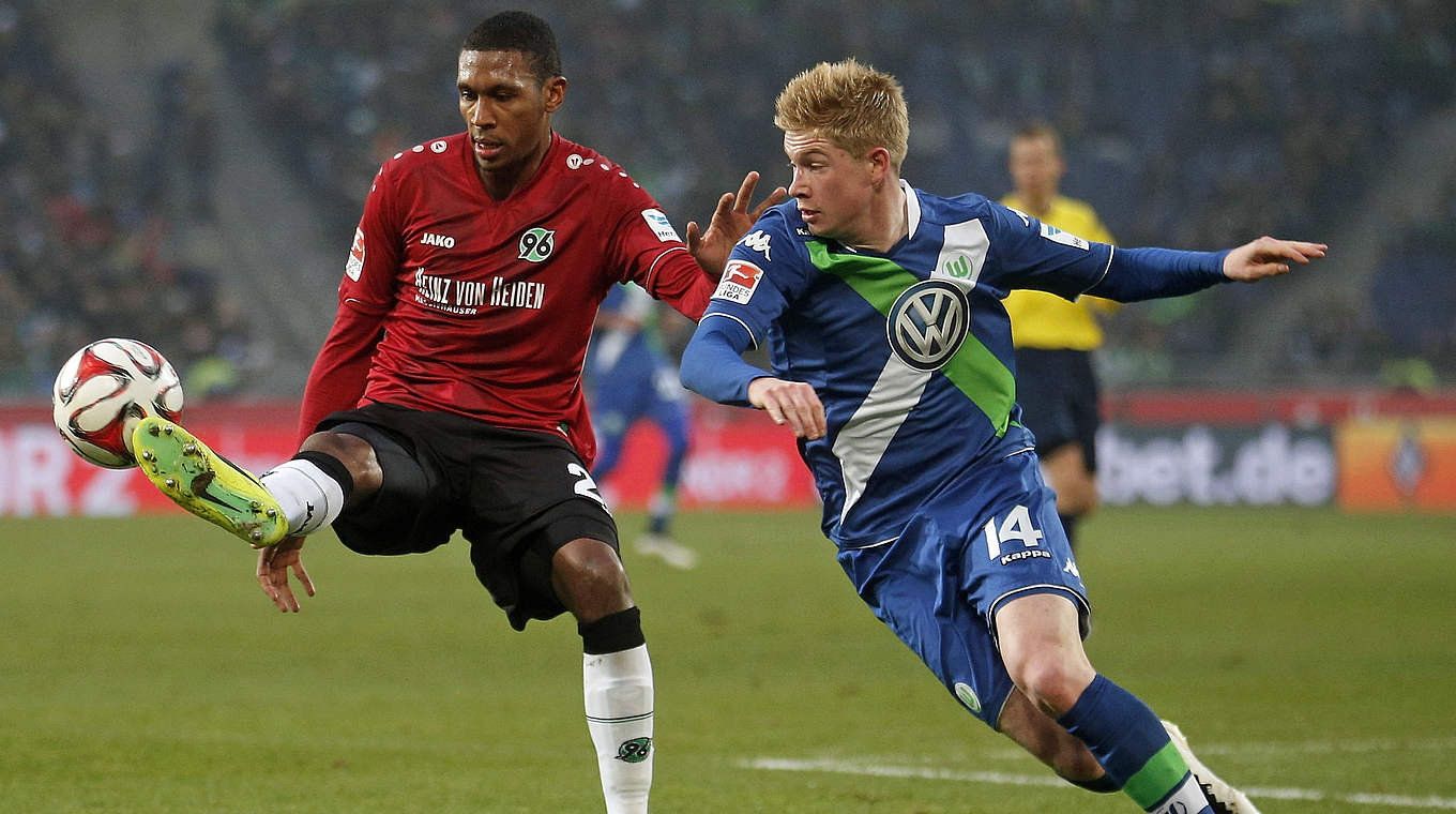 Leitet Wolfsburger Sieg in Hannover ein: Kevin de Bruyne (r.) © 2014 Getty Images
