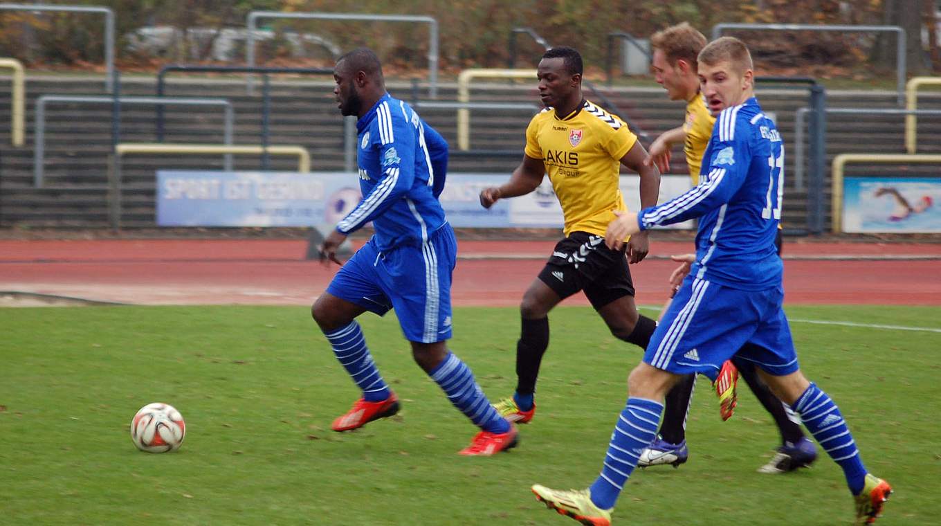 Leitet Schalker Sieg per Strafstoß ein: Gerald Asamoah (l.) © MSPW