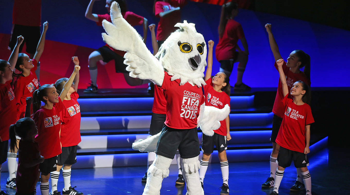 The mascot in Canada: Snowy owl Shuéme © 2014 FIFA