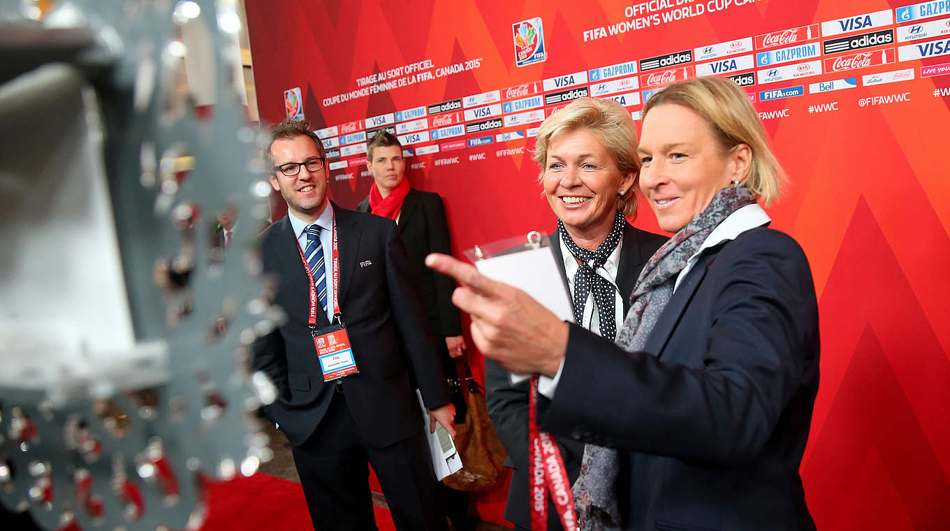 Gut gelaunt vor der Auslosung: Neid und die Schweizer Trainerin Voss-Tecklenburg (v.l.) © 2014 FIFA via GettyImages