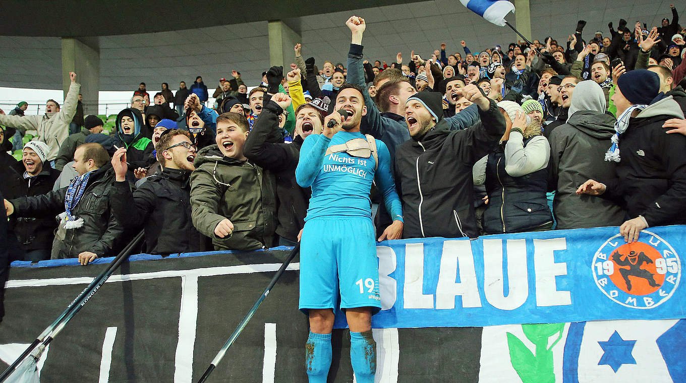 Siegesfeier mit Fans: Daniel Engelbrecht und die Kickers-Anhänger © imago/Pressefoto Baumann