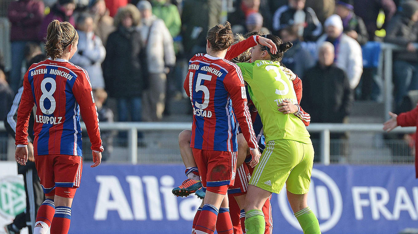Zinsberger and Bayern celebrate: "We work very well as a team." © imago/Jan Huebner