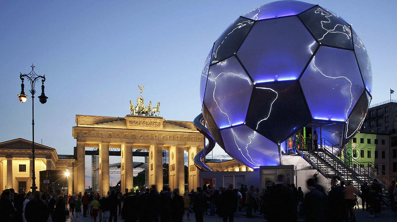 WM 2006: Der "Football Globe Germany" vor dem Brandenburger Tor © 2006 Getty Images