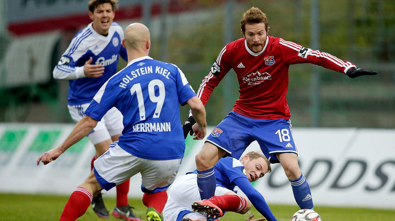 Umkäpftes Spiel: Yannic Thiel (r.) von der SpVgg. gegen drei Kieler. © 2014 Getty Images