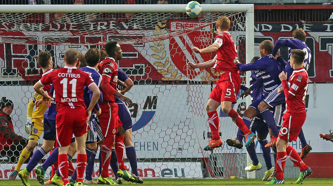 Der Ausgleich: Uwe Möhrle köpft zum 2:2 ein. Damit verpasst der FC Energie zwar den Sprung auf die Aufstiegsplätze, hält den VfL Osnabrück aber weiter hinter sich. © 2014 Getty Images