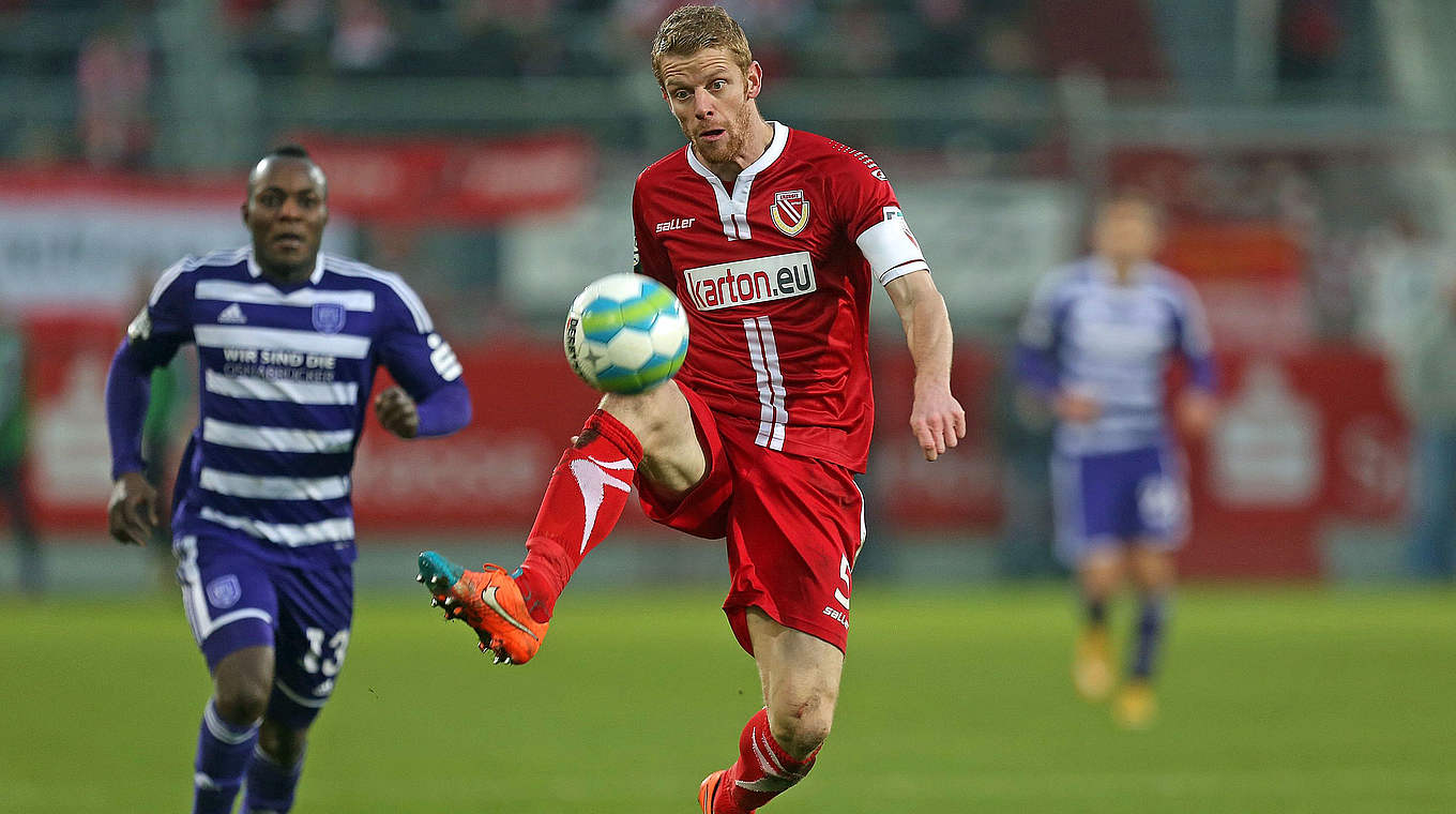 Zwei Torschützen unter sich: Addy Menga (l.) erzielte das 2:0 für Osnabrück, Uwe Möhrle (r.) den 2:2-Ausgleichtstreffer. © 2014 Getty Images