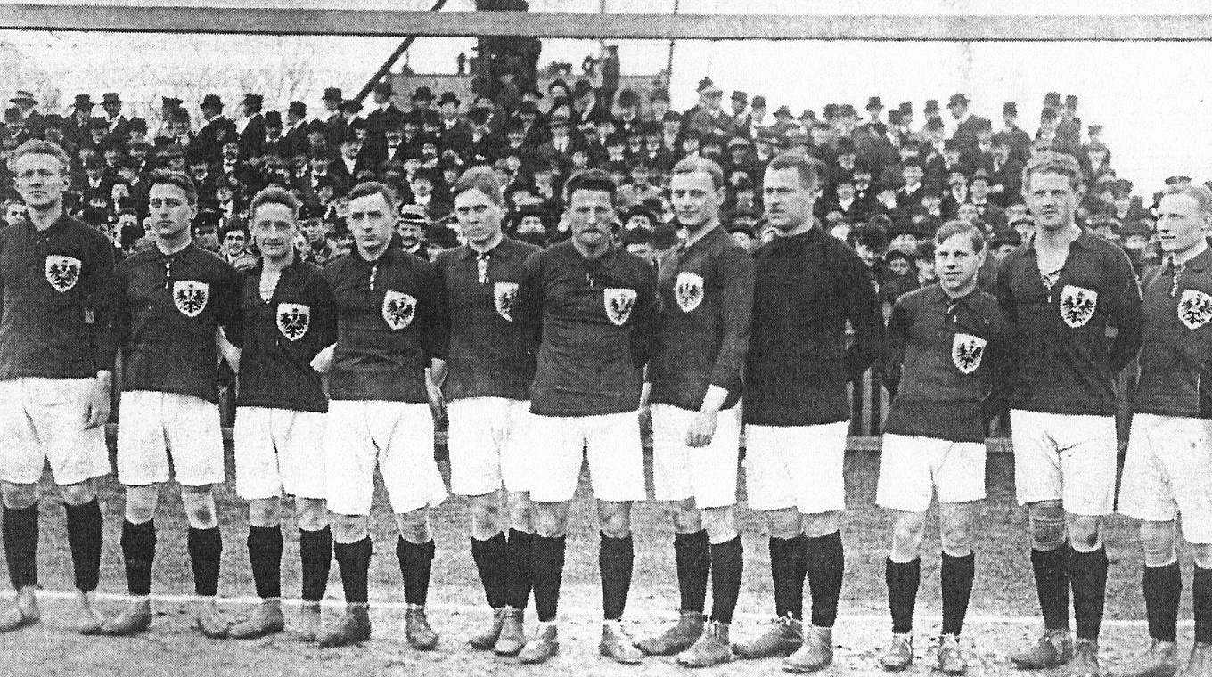 Das DFB-Team 1913 vor dem England-Spiel in Hamburg - mit Adolf Jäger (5.v.r.)  © privat