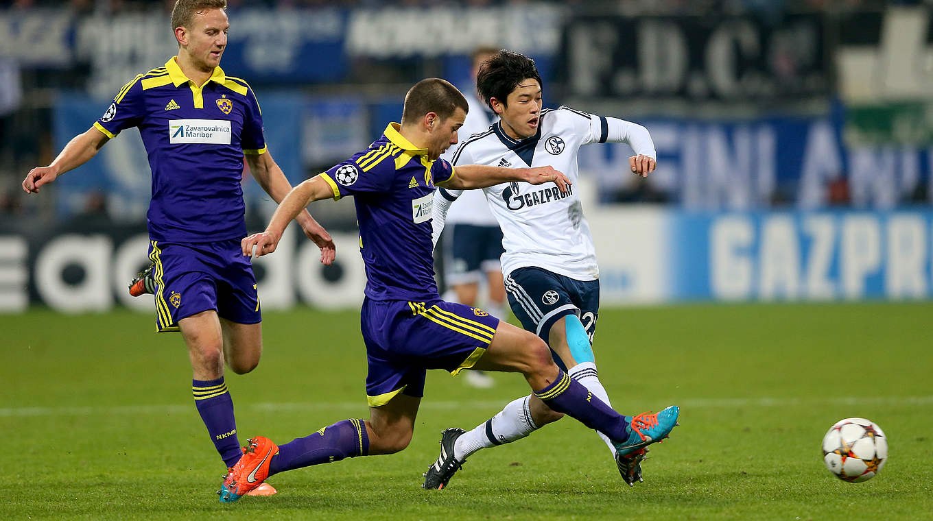 Nimmt es mit zwei Mann auf: Atsuto Uchida klärte für Schalke © 2014 Getty Images
