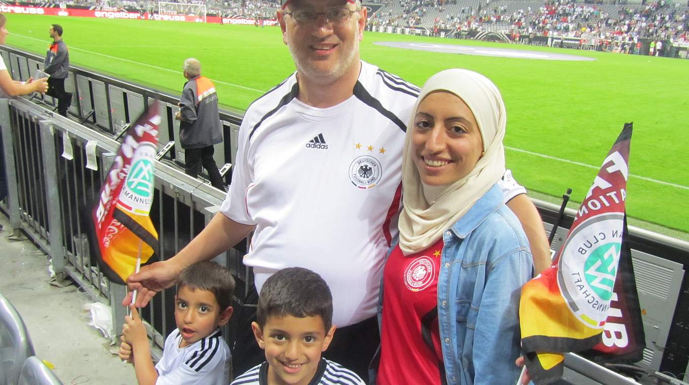 Familien-Ausflug: Mounzer El-Achmar mit Frau und Kindern in der Allianz Arena beim WM-Qualifikationsspiel 2013 gegen Österreich. © Privat