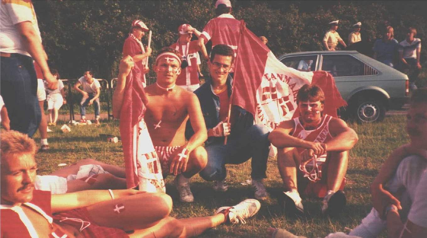 Unter falscher Flagge: Das Fan Club-Mitglied bei der EM 1988 kurzzeitig im Lager der Dänen. © Privat