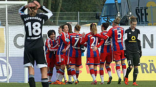 Jubelnde Bayern im Topspiel: Dank eines 2:1-Auswärtserfolgs beim 1. FFC Frankfurt haben die Fußballerinnen des FC Bayern München Platz zwei in der Tabelle verteidigt. Nur zwei Punkte beträgt der Rückstand auf den Tabellenführer aus Wolfsburg. © Alfred Harder