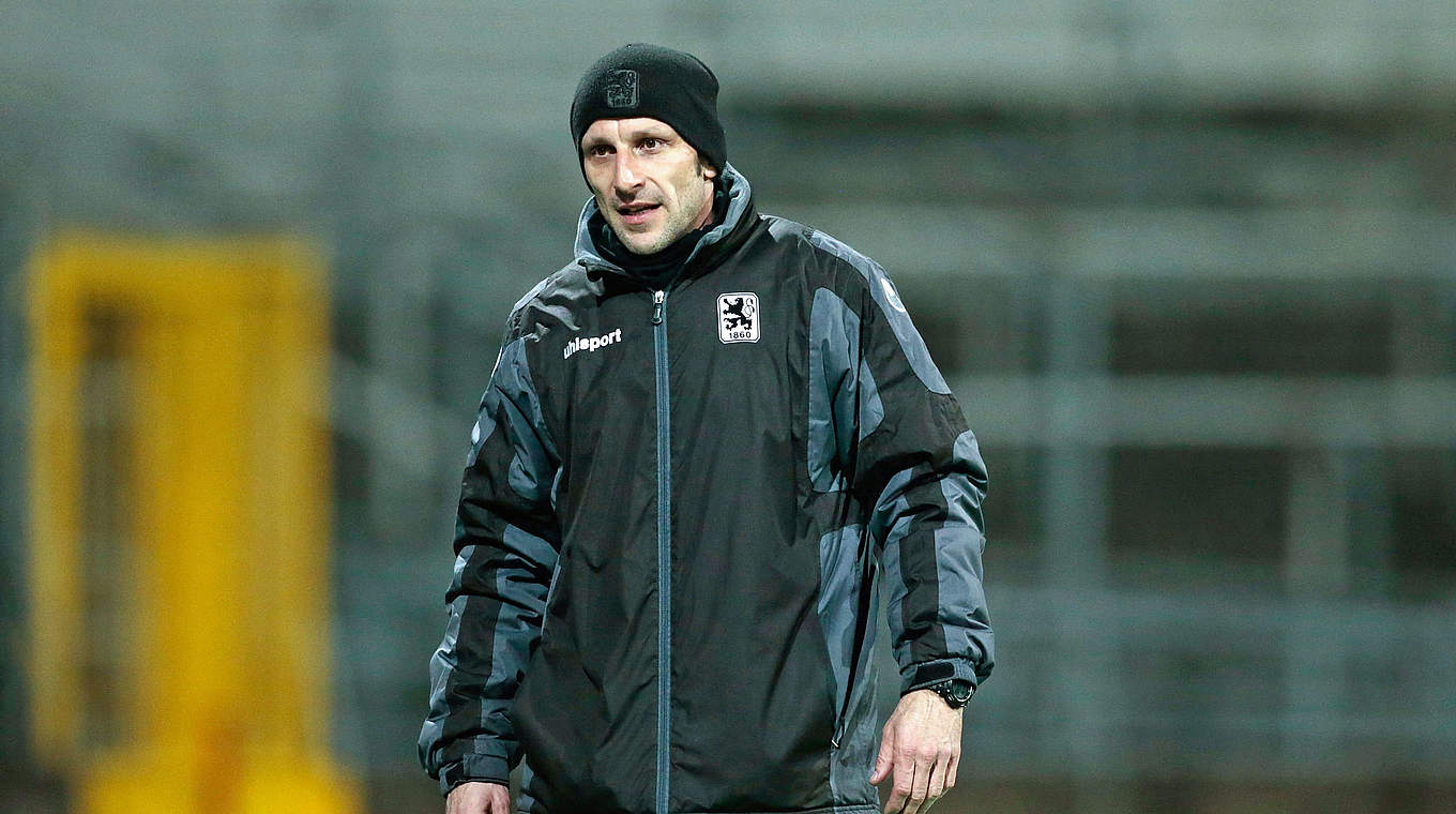 Treffen im Viertelfinale auf Cottbus: Trainer Josef Steinberger und seine Münchner Löwen © 2014 Getty Images