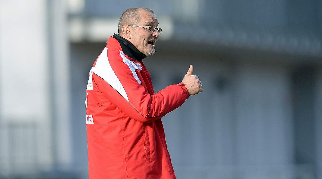 Mit Abwehrverhalten noch unzufrieden: Kölns Trainer Willi Breuer © 2014 Getty Images
