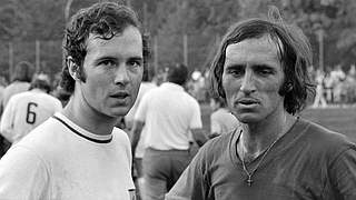 Rückkehr: Franz Beckenbauer (l.) 1971 mit Bayern gegen 1906 und Bruder Walter © imago
