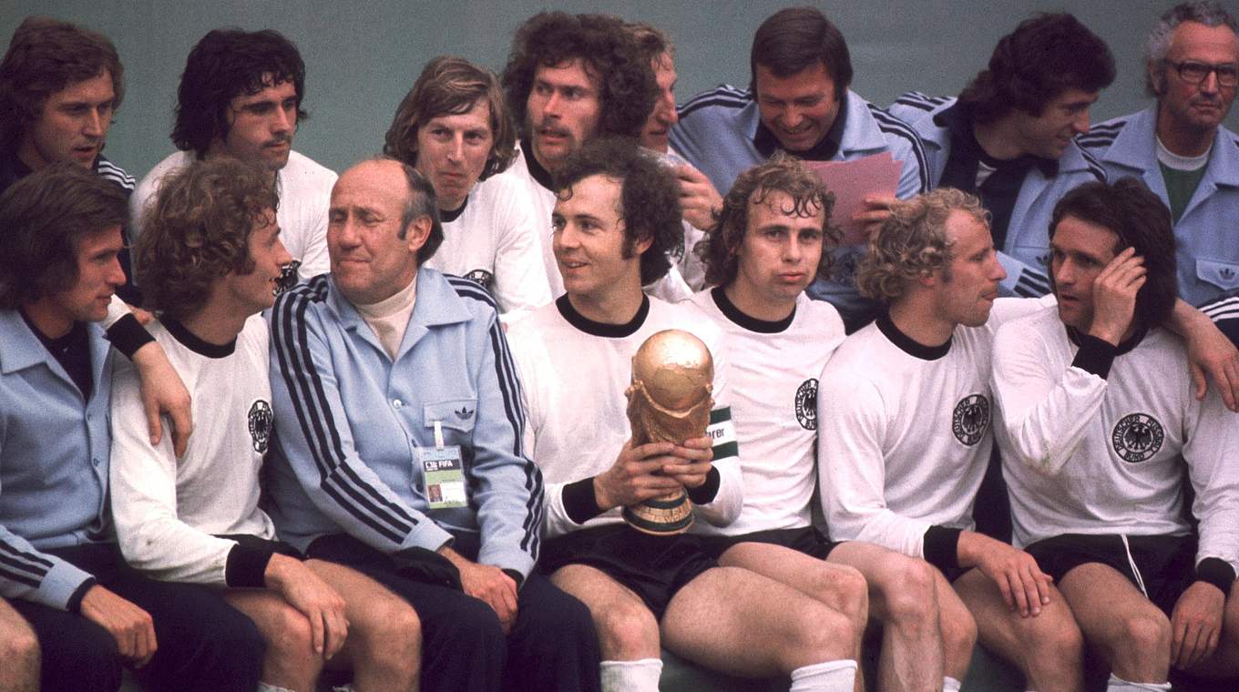 Weltmeister im eigenen Land: Beckenbauer (u.M.) führt DFB-Team zum zweiten Titel © Getty Images