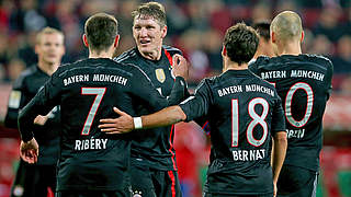 Schweinsteiger (3.v.l.): 