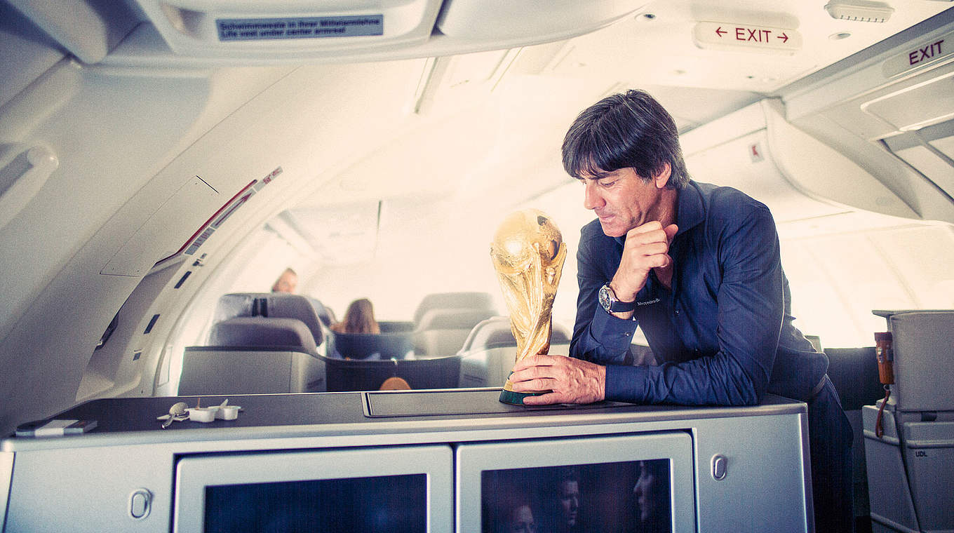 Der Pokal und ich: Joachim Löw auf dem Rückflug von Rio nach Berlin © Paul Ripke