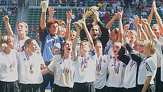 Sternstunde: Was beim TSV Feytal begann, erfährt bei der WM 2003 seinen Höhepunkt - Bettina Wiegmann stemmt den WM-Pokal in die Höhe. © Getty Images