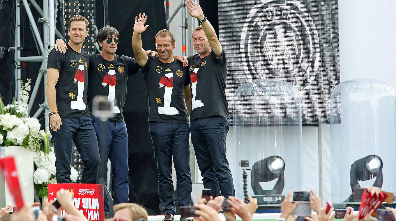 Ein starkes Team: Löw mit Bierhoff (l.), Köpke und Flick (v.r.) auf der Fanmeile in Berlin © 2014 Getty Images