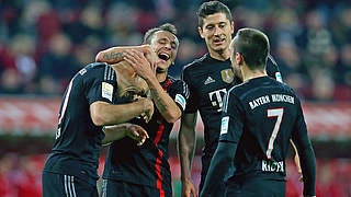Freuen sich über den Herbstmeistertitel: die Jungs des FC Bayern München © 2014 Getty Images