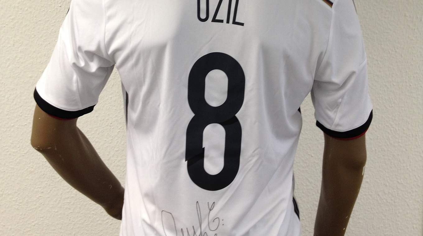 Weltmeistertrikot handsigniert: Auch Mesut Özil hat gespendet © Sporticus