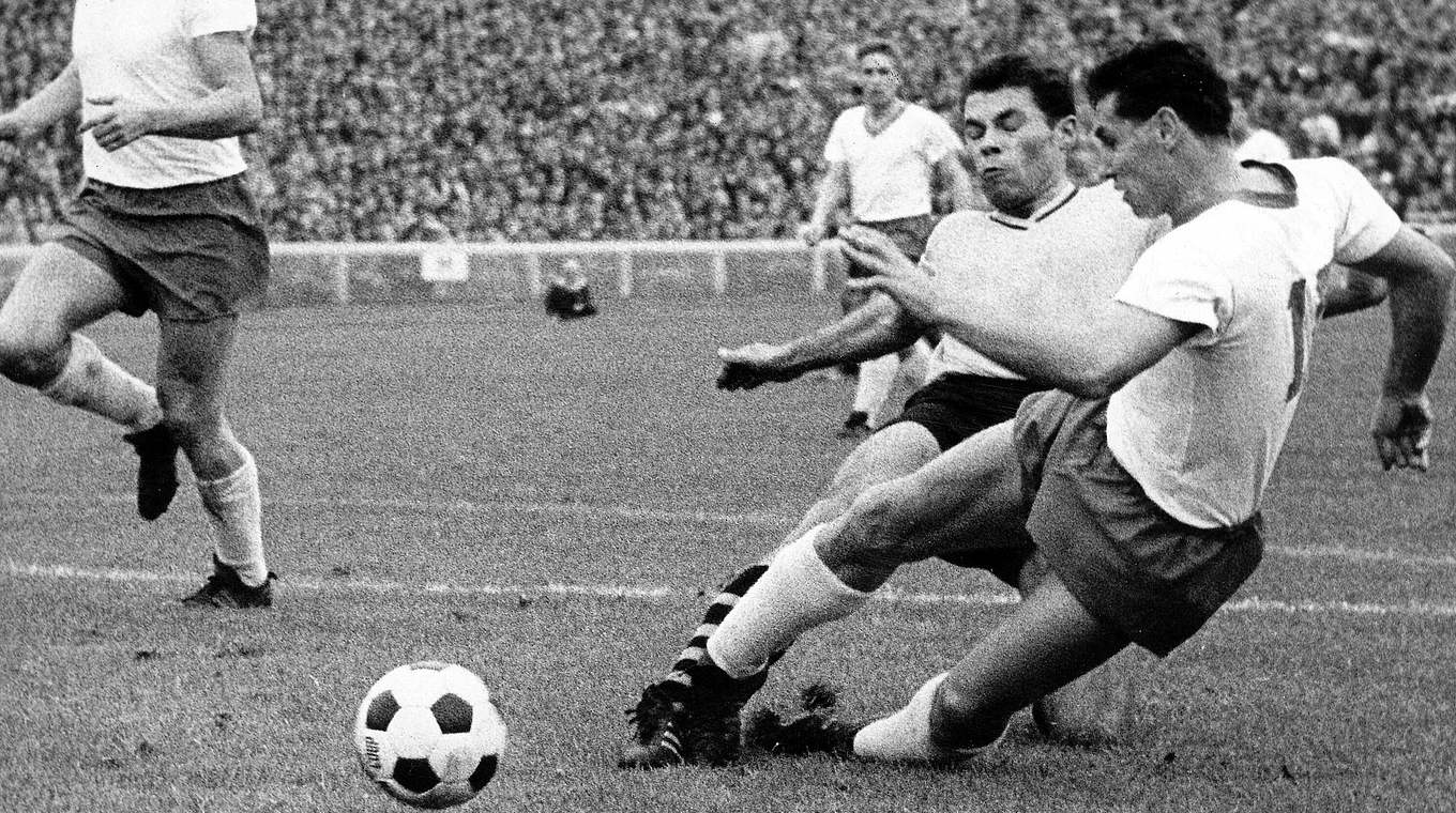 Das erste von bisher 2899 Werder-Toren: Willi Soya (r.) am 24. August 1963 © imago sportfotodienst