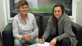 Vertragsverlängerung: Nora Holstad (r.) und Managerin Karin Danner © FC Bayern München