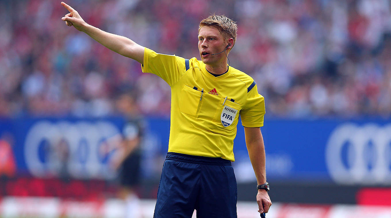 Neu in der "First Group": Referee Christian Dingert © 2014 Getty Images