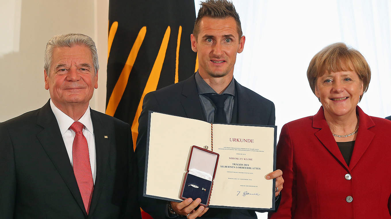 Anerkennung: Klose (M.) mit Gauck und Merkel bei der Verleihung des "Silbernen Lorbeerblatts" © 2014 Getty Images