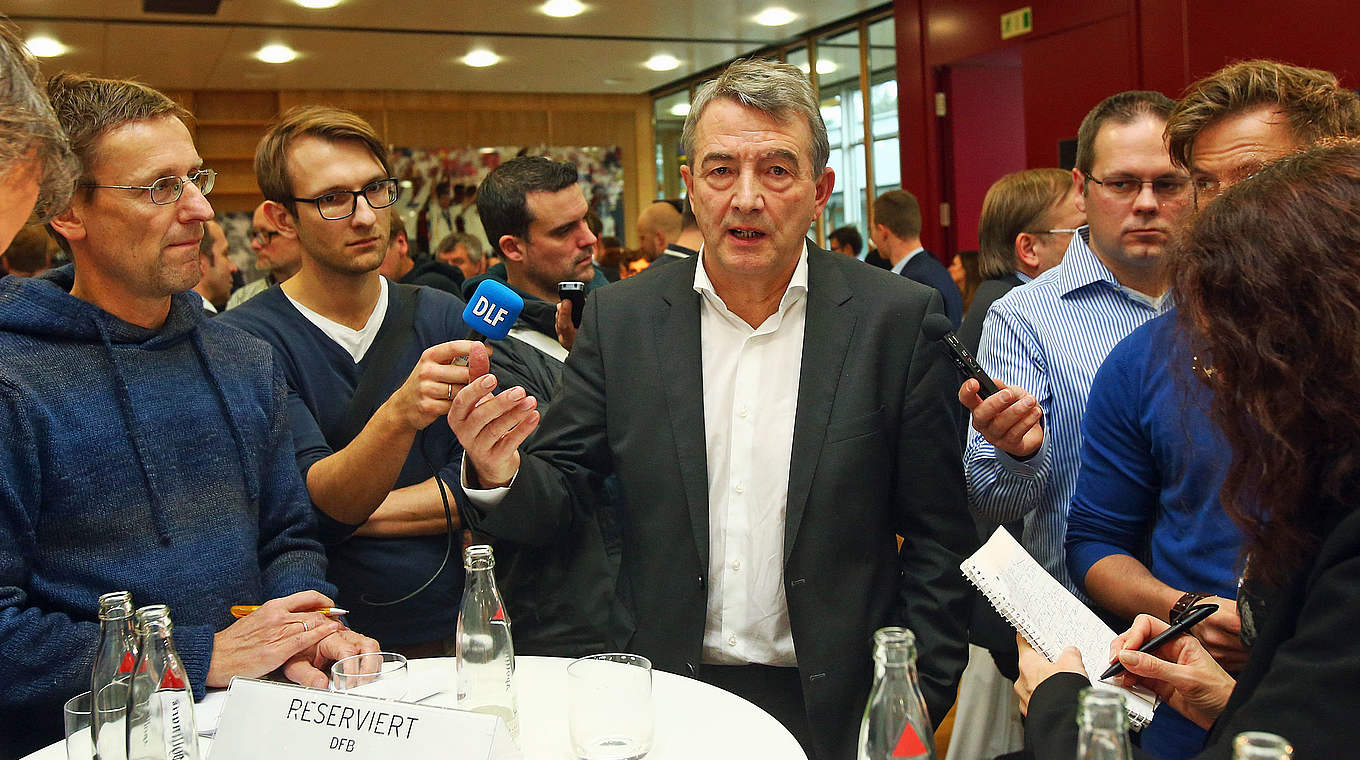 Im Fokus der Journalisten: DFB-Präsident Wolfgang Niersbach (M.) © 2014 Getty Images