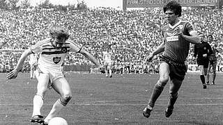 Das Tor zum Titel: Wolfgang Rolff (l.) erzielt 1983 den HSV-Siegtreffer gegen Schalke © imago sportfotodienst