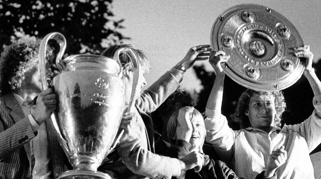 Meister und Europacupsieger 1983 mit dem HSV: Wolfgang Rolff (r.) mit der Schale © imago sportfotodienst