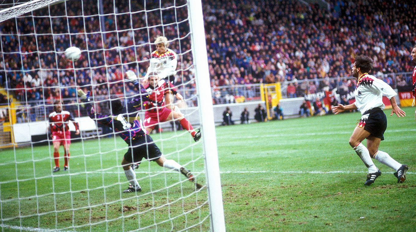 Das 2:0 in der EM-Qualifikation gegen Albanien: Jürgen Klinsmann 1994 © imago