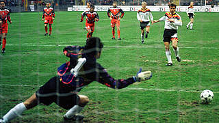 Das 1:0 per Elfmeter: Lothar Matthäus trifft 1994 in Kaiserslautern gegen Albanien © imago