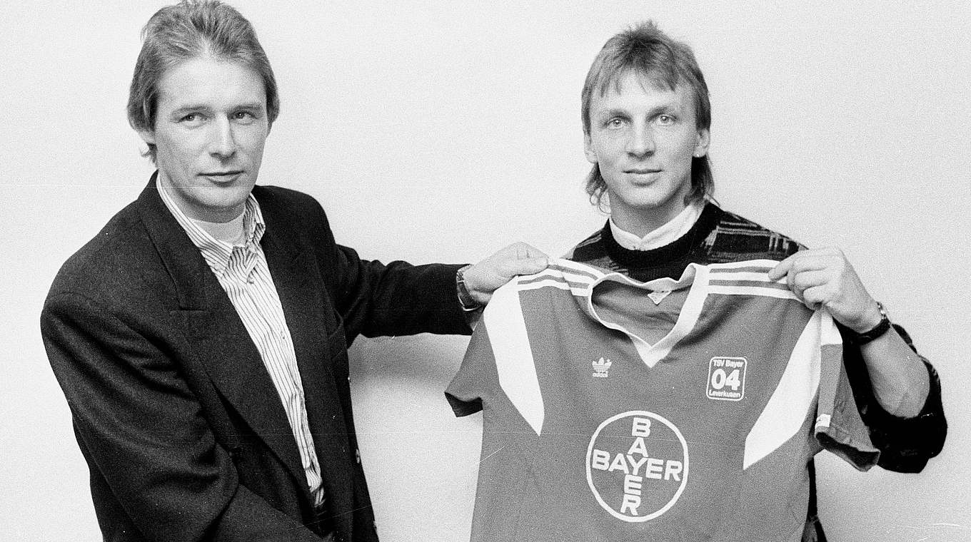 Erster DDR-Transfer in der Bundesliga:  Thom mit Bayer-Trainer Gelsdorf (l.) 1989 © imago/Horstmüller