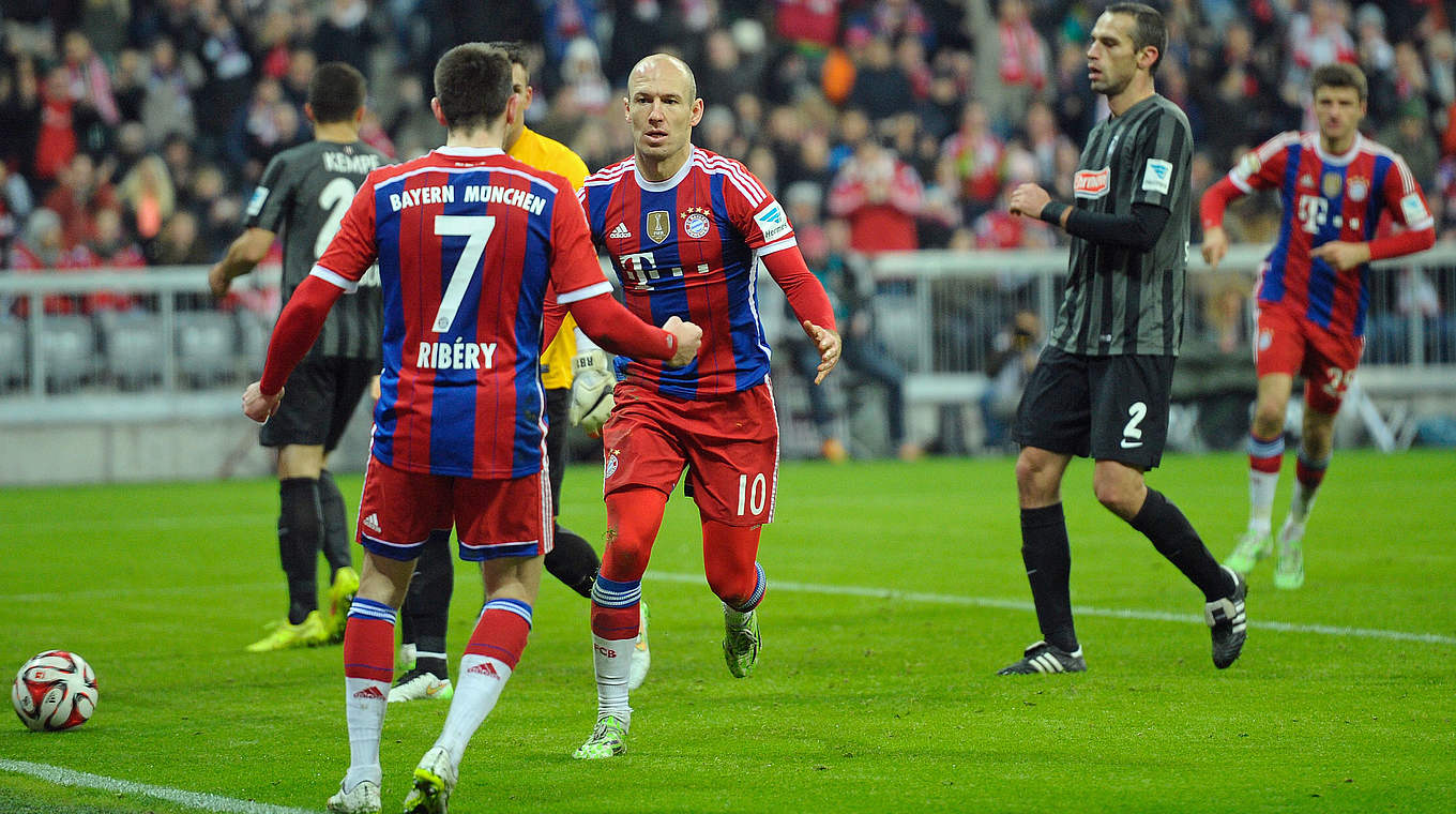 100. Pflichtspieltor für den FC Bayern: Arjen Robben (2.v.l.) mit Vorbereiter Franck Ribery (l.) © 2014 Getty Images