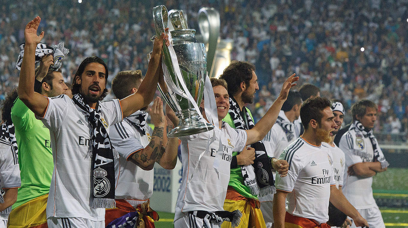Khedira (l.) mit Pokal: "Der Champions-League-Sieg mit Real war ganz speziell" © 2014 Getty Images