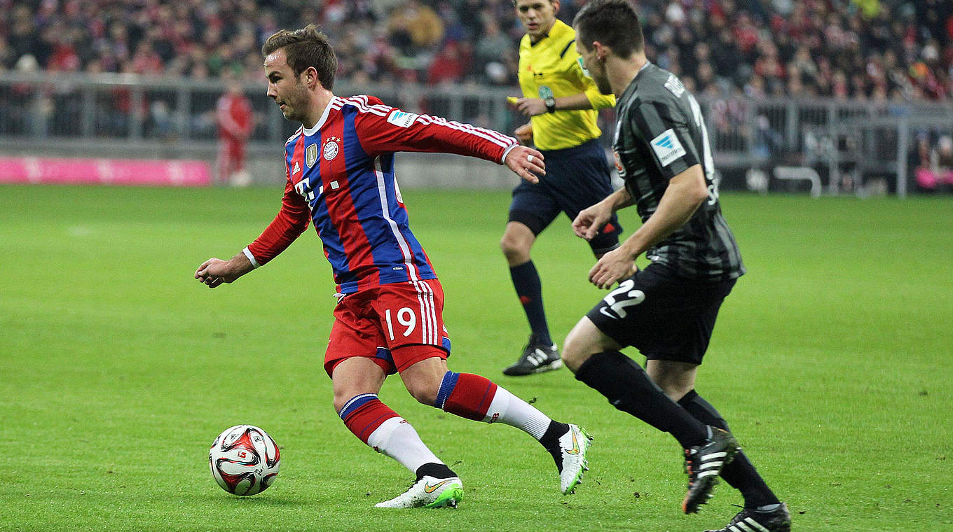 Götze battling with Freiburg's Riether: "There's not a lot of space" © imago/Eibner
