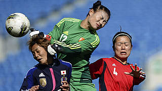 Die erste Chinesin in der Frauen-Bundesliga: Torhüterin Wang Fei (M.) © AFP