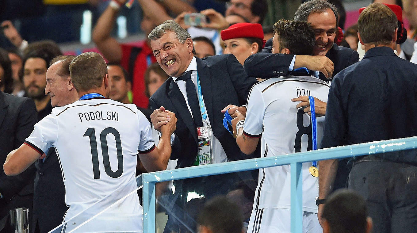 Herzliche Gratulation: Niersbach und Lukas Podolski im Maracana © 2014 Getty Images